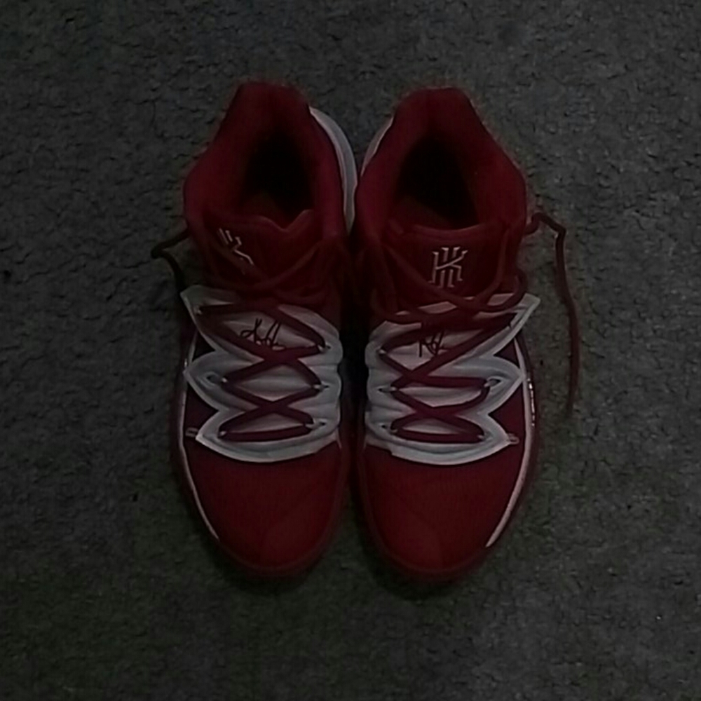 Men's Nike Kyrie V size 8.5